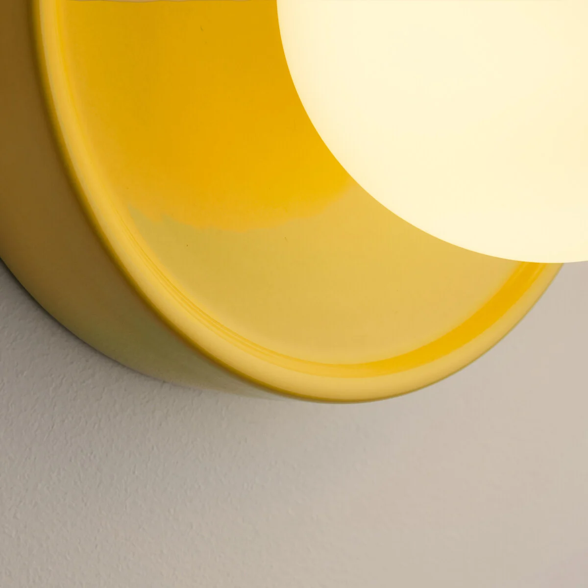 Detalle del borde cerámico amarillo del aplique Solna