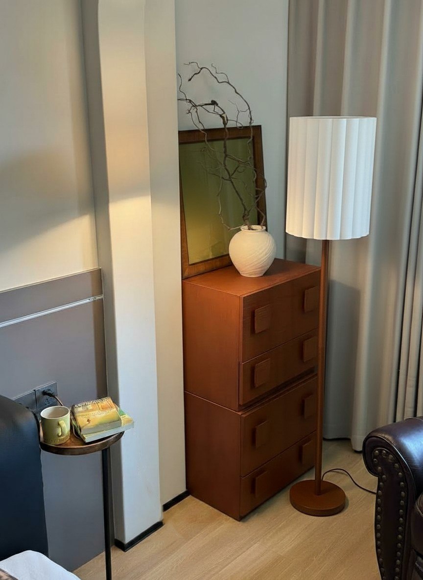 Customer corner scene with Linbron floor lamp