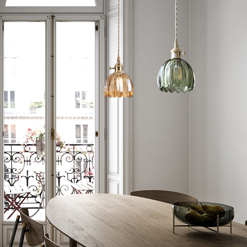 Lámparas colgantes decorativas junto a una ventana