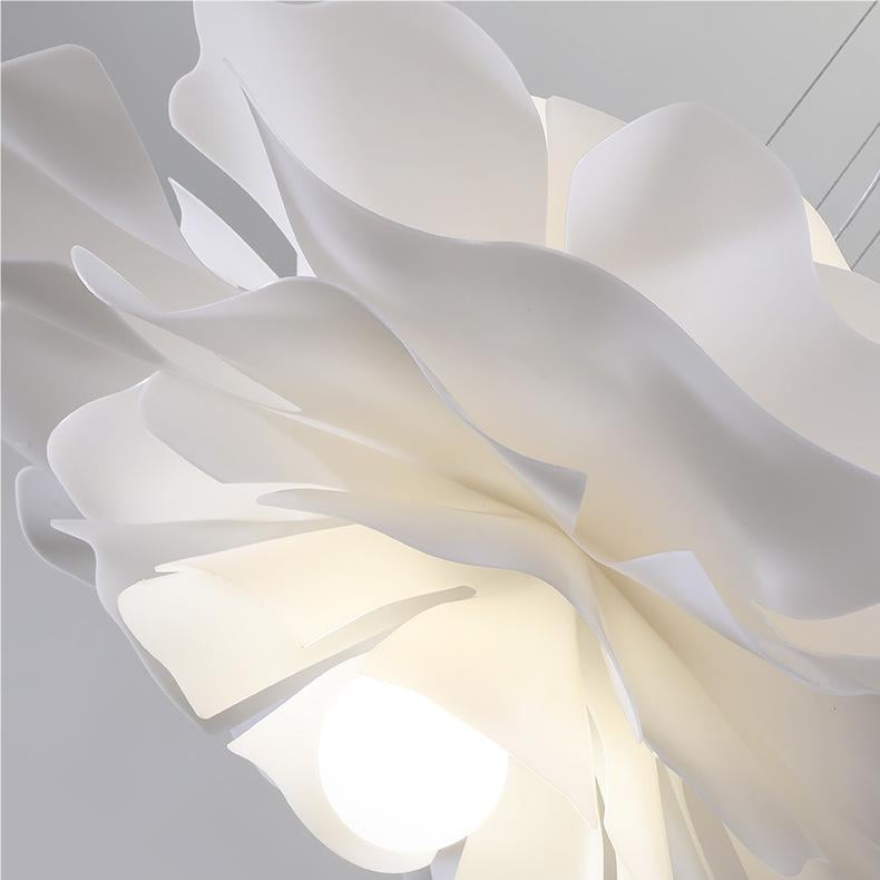 Detalle del diseño floral delicado de la lámpara