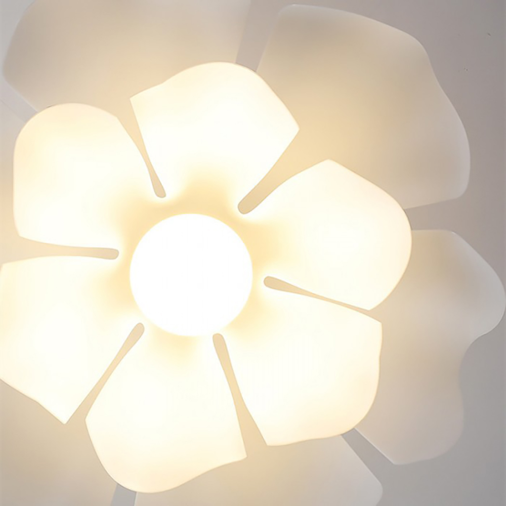 Detalle de la luz cálida de la lámpara Nordic Flower