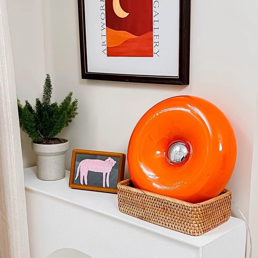 Bauhaus Glass Donut Table Lamp sobre una repisa