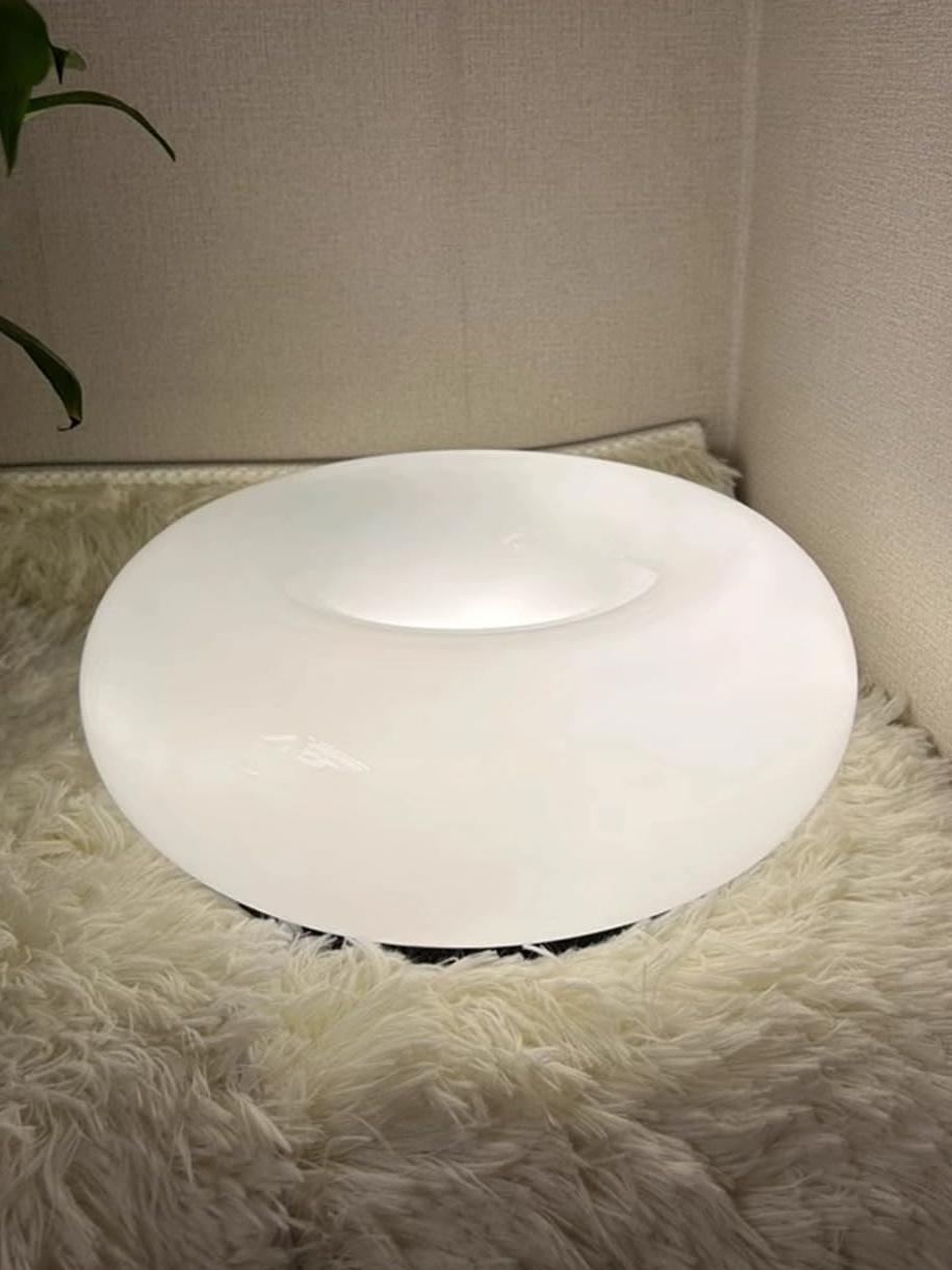 Estilo de lámpara donut blanca de escritorio