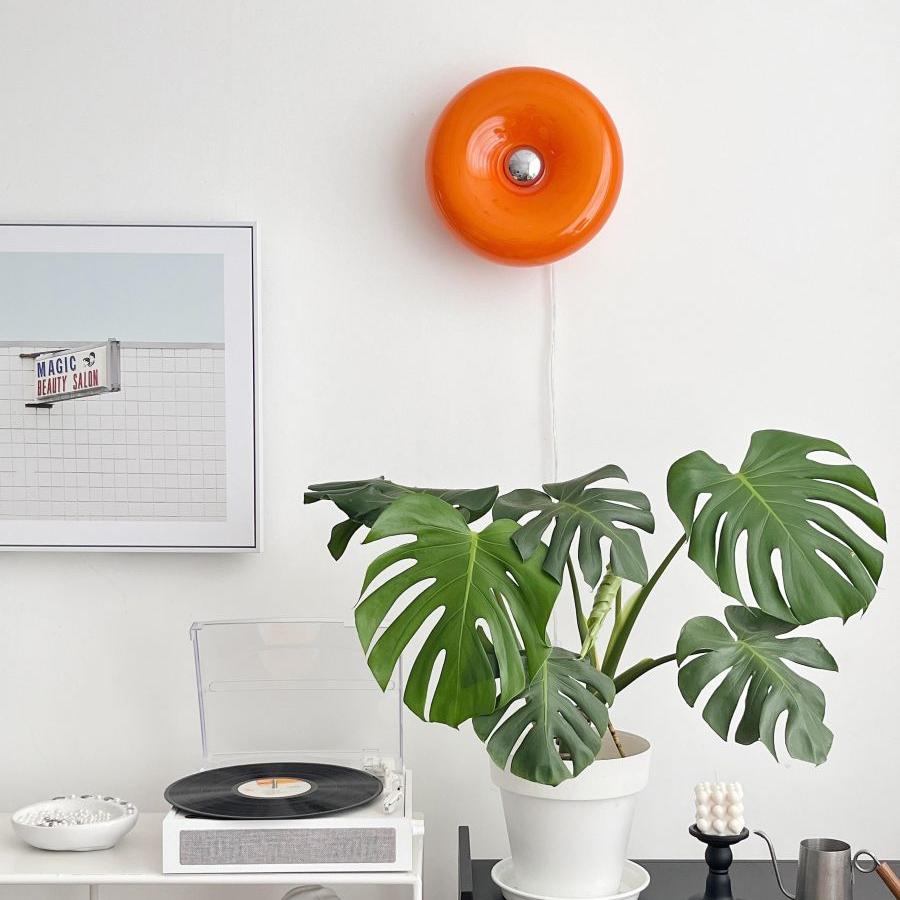 Sala de exposición con lámpara donut naranja