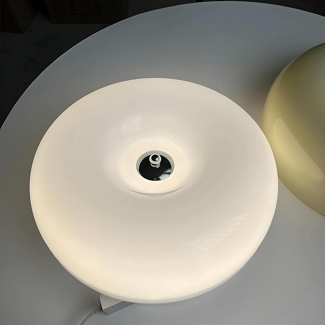 Mesa de comedor con lámpara donut