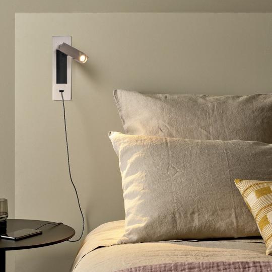 Fuse USB Sconce en dormitorio
