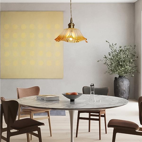 Lámpara Lotus ámbar en comedor
