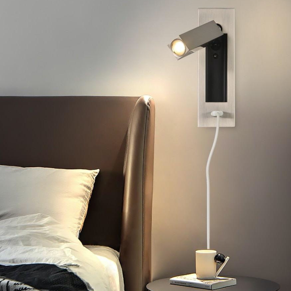 Fuse USB Sconce junto a la cama