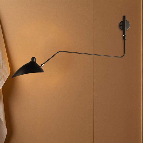 Aplique negro con luz cálida en pared