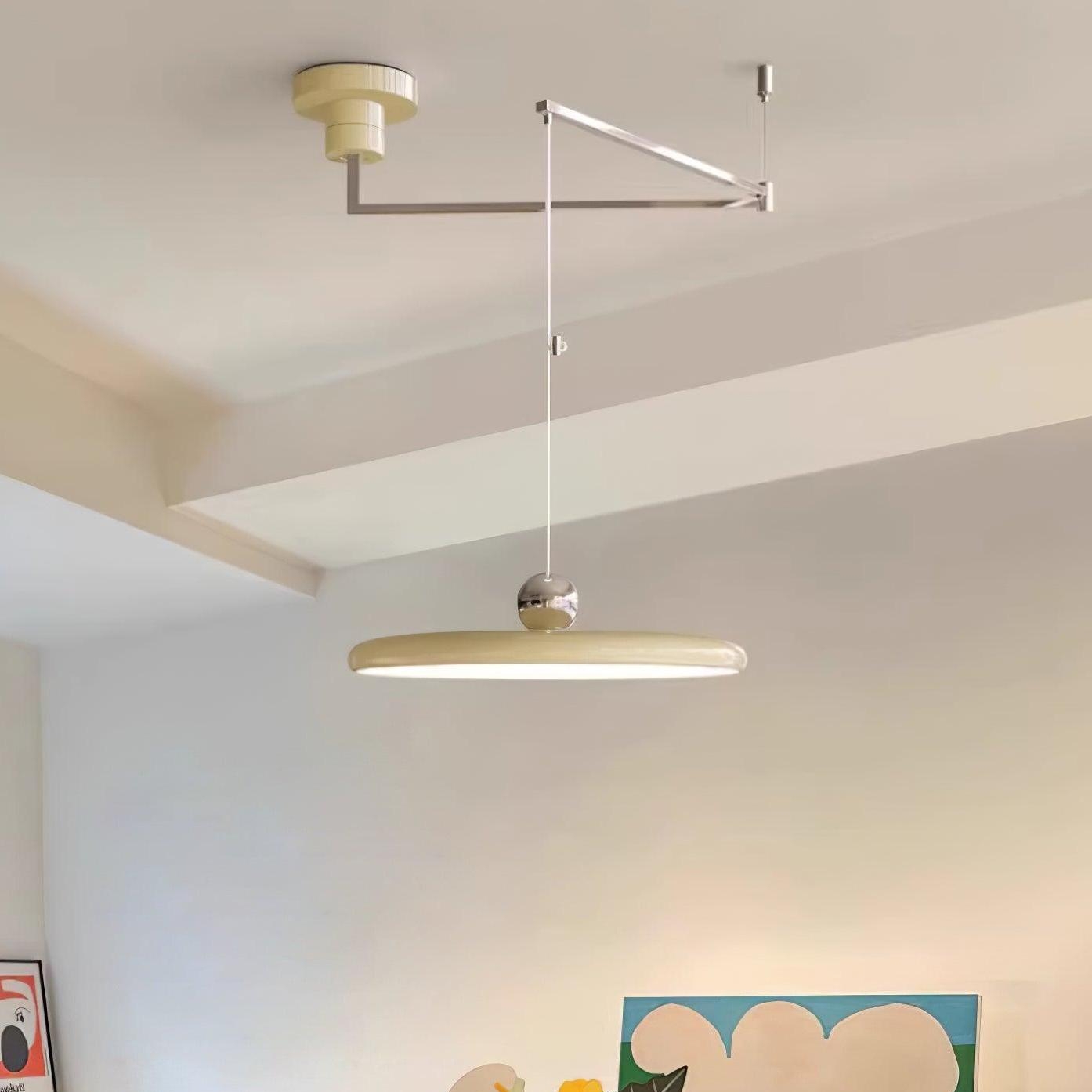 Lámpara colgante beige en habitación