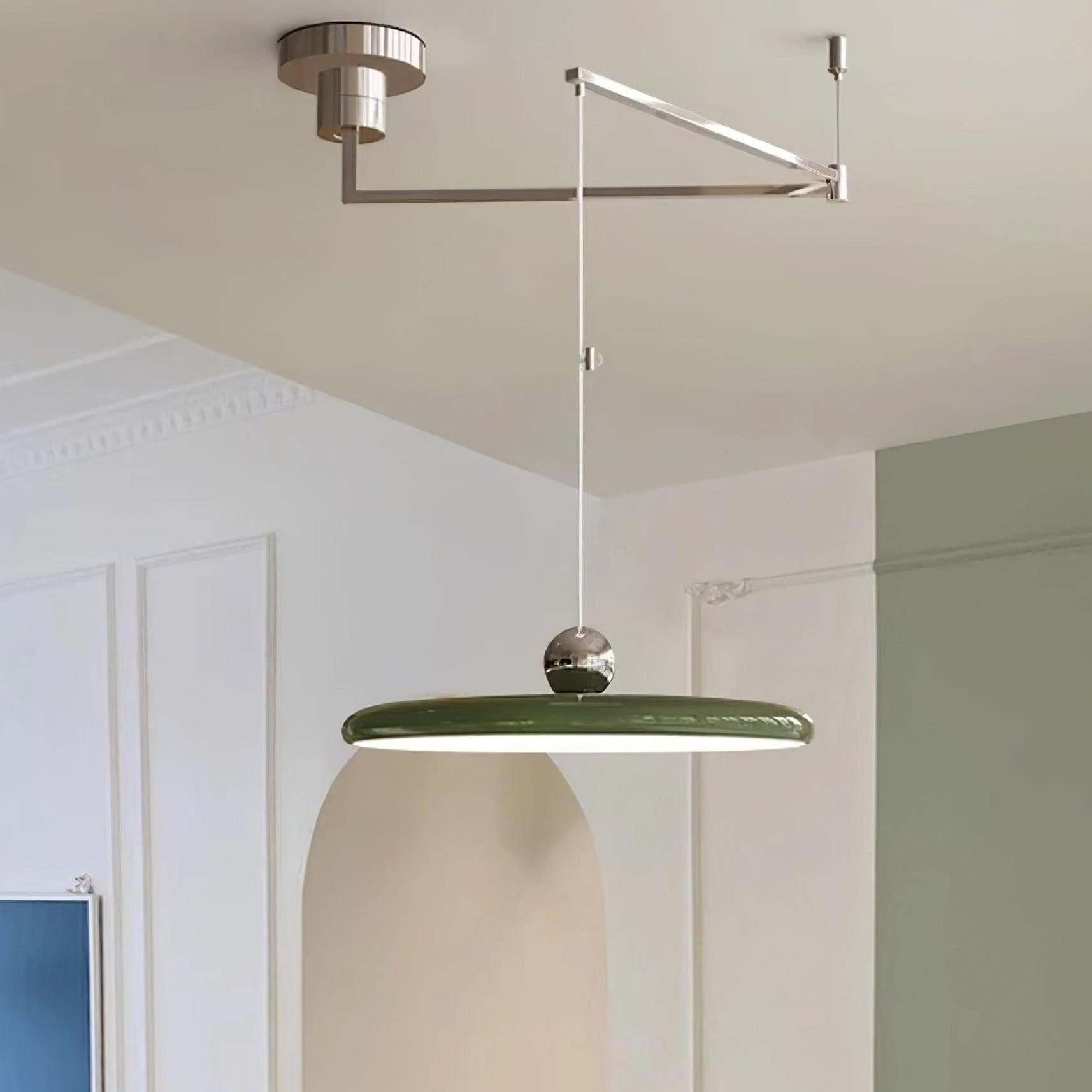 Lámpara colgante cromo y verde en habitación