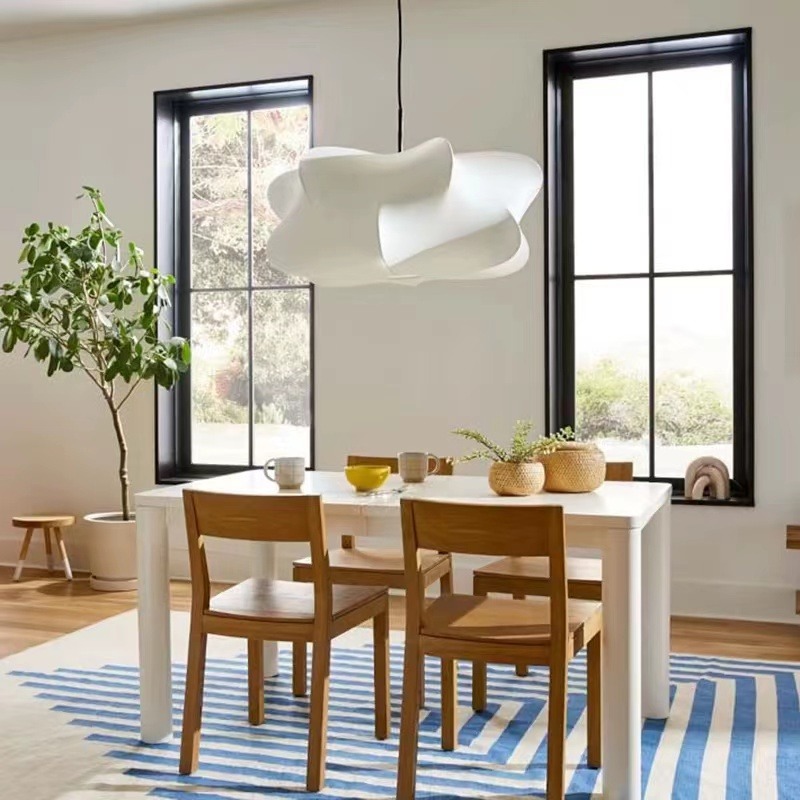 Lámpara colgante sobre mesa de comedor