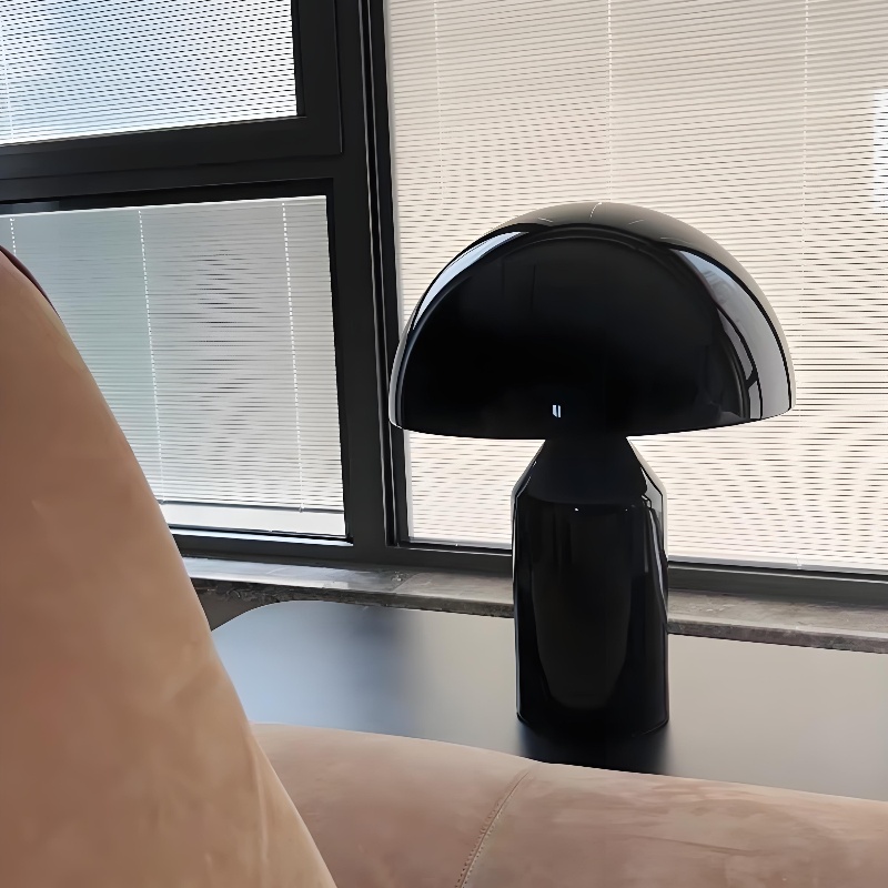 Reseña de Isabel con lámpara negra junto a una ventana