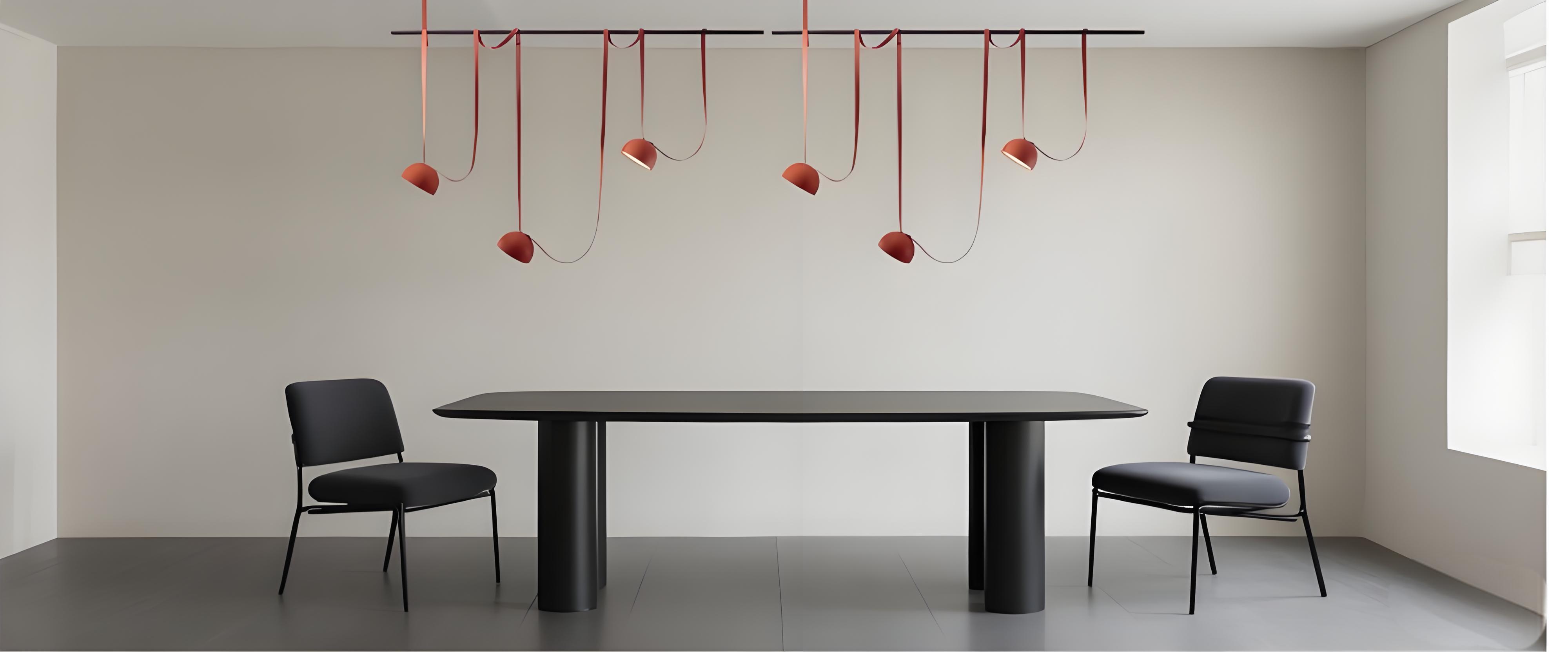Lámpara colgante combinada con cinturones sobre mesa de comedor