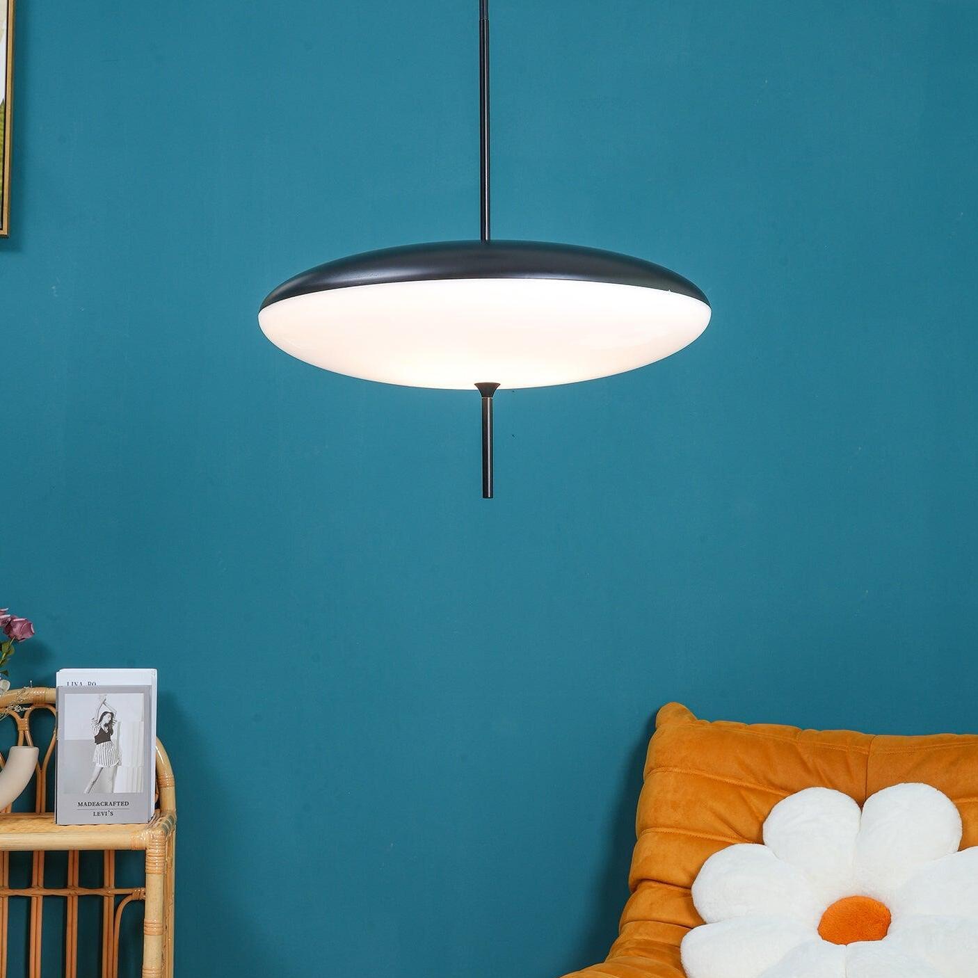 Elliptische Pendelleuchte in blauem Licht