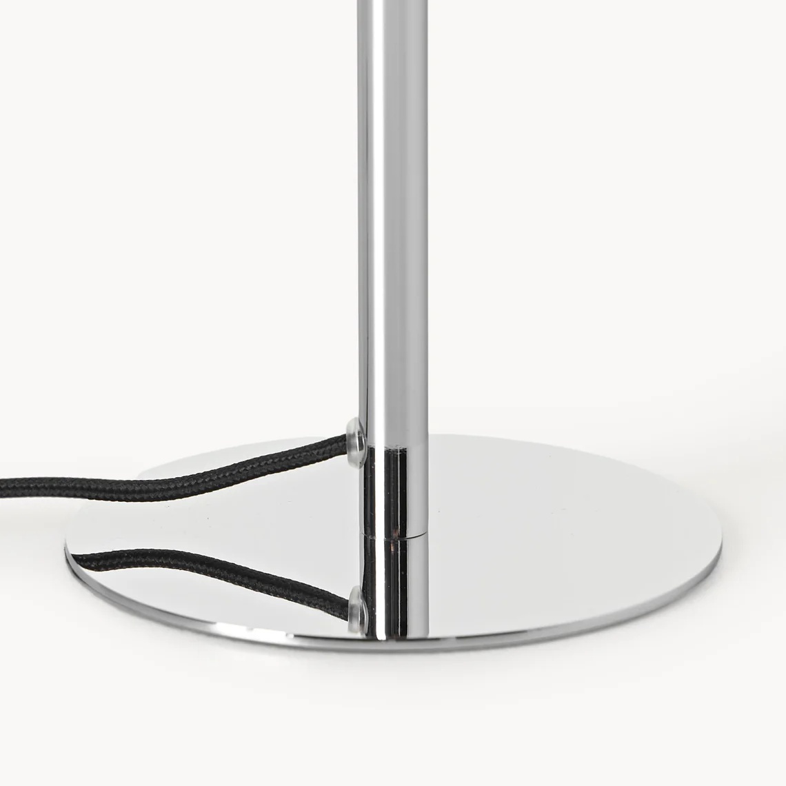Detalle de la base cromada y cable de la lámpara Koloro