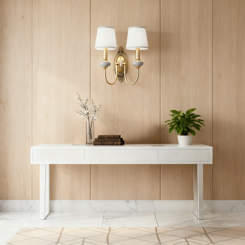 Aplique de dos luces sobre consola blanca
