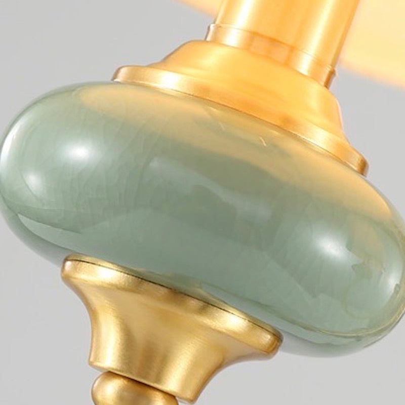 Detalle de cerámica y metal del aplique
