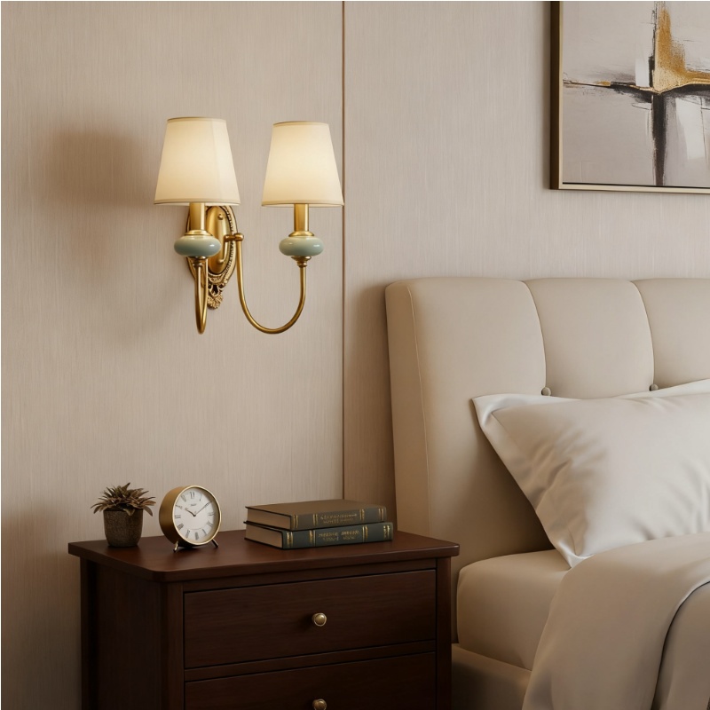 Aplique de dos luces junto a cama