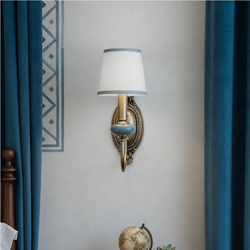 Aplique de una luz con cortinas azules