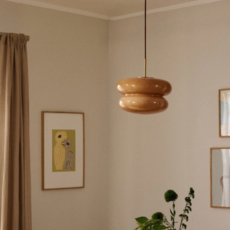 Lámpara colgante en rincón de habitación