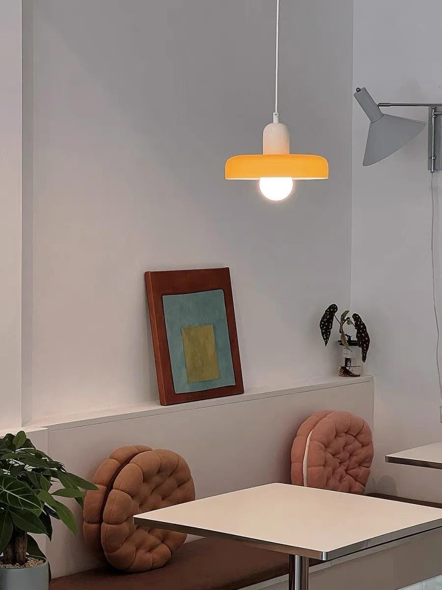 Foto de comprador con lámpara instalada