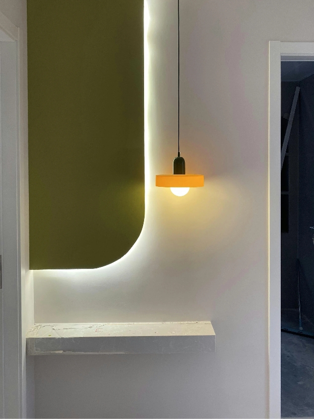 Foto de comprador con lámpara instalada