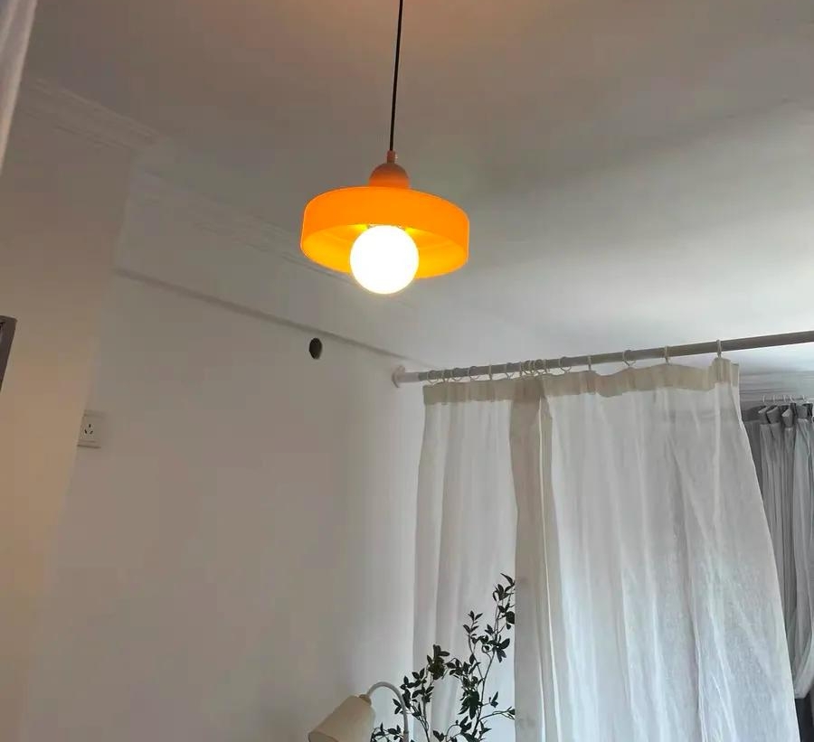 Foto de comprador con lámpara instalada