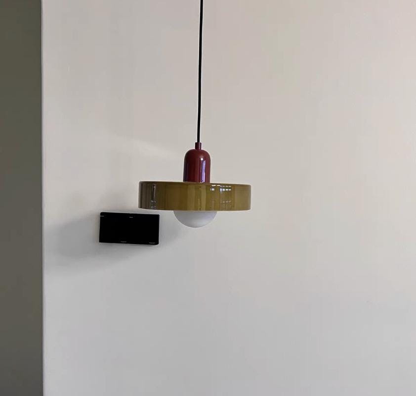 Foto de comprador con lámpara instalada