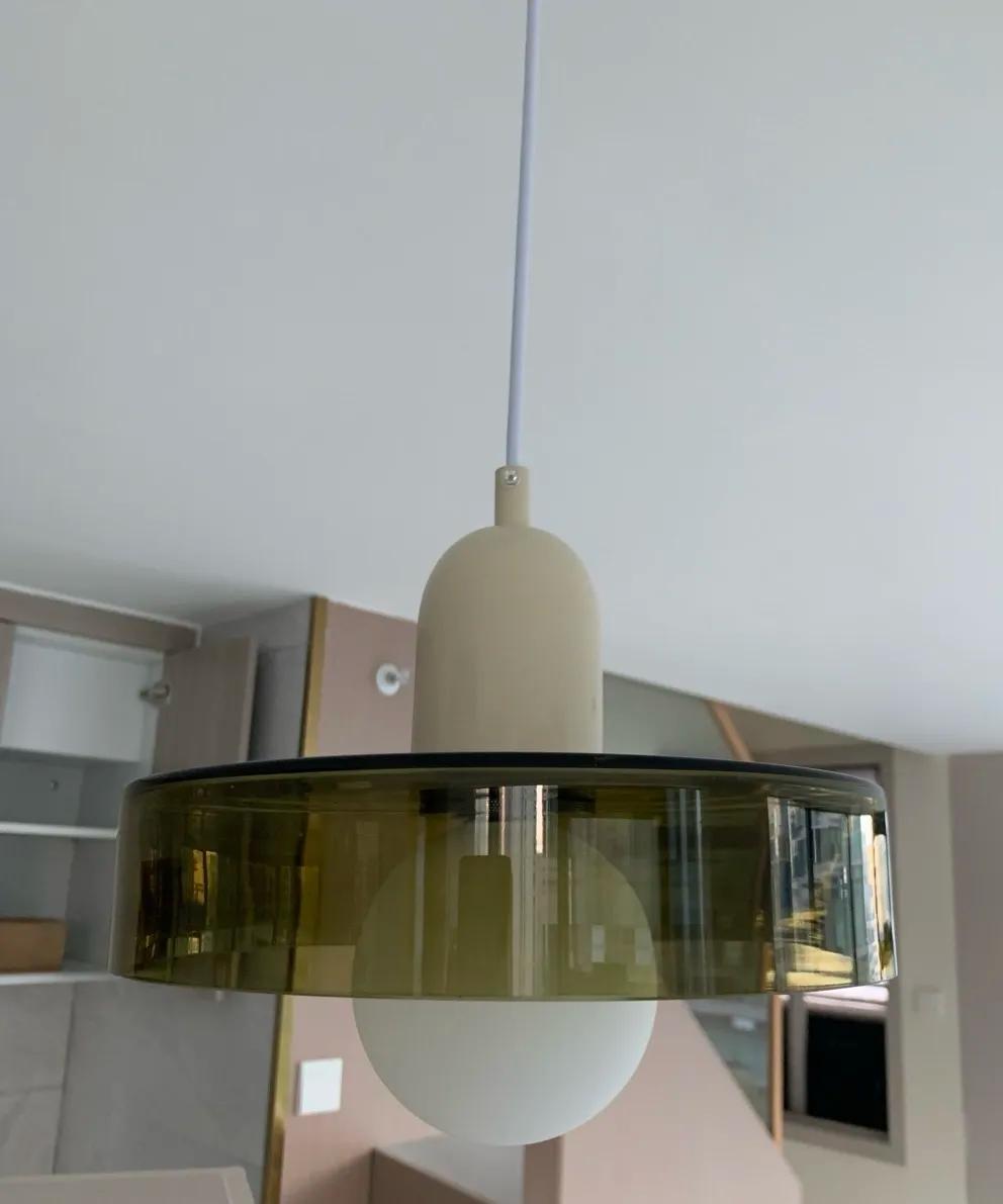 Foto de comprador con lámpara instalada