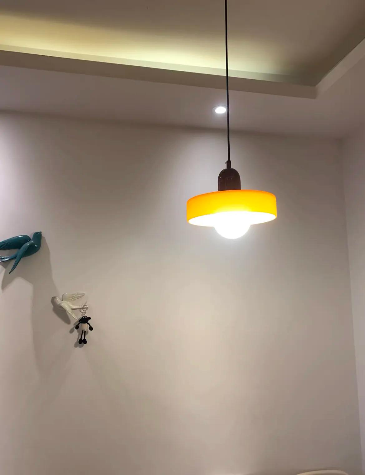 Foto de comprador con lámpara instalada