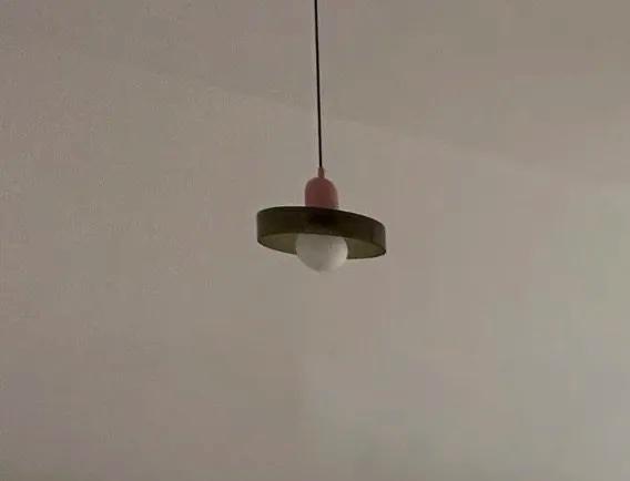 Foto de comprador con lámpara instalada