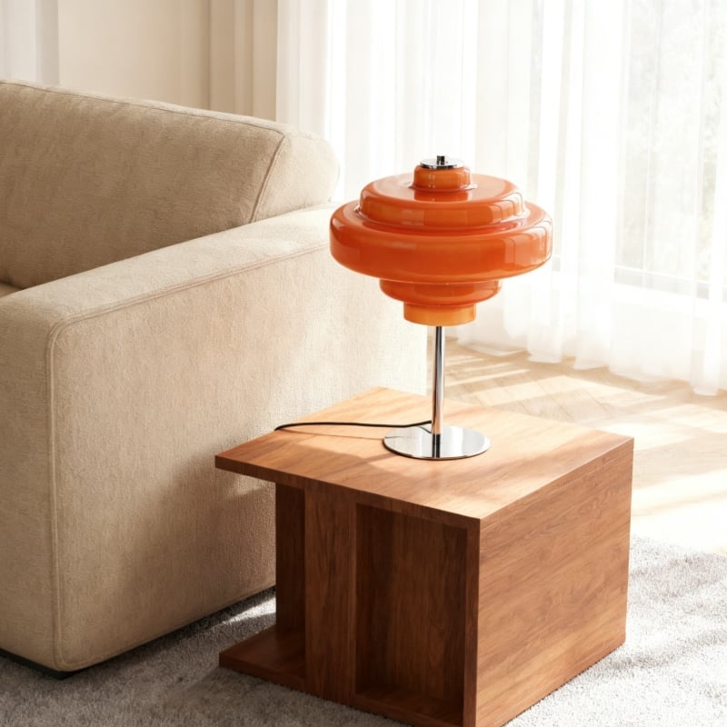 Lámpara Bauhaus naranja en mesita clara