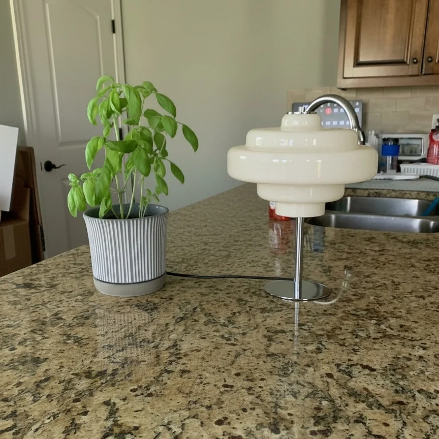 Lámpara Bauhaus en mesa de comedor