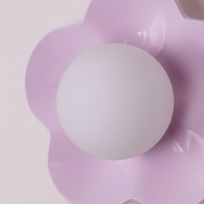 Detalle de lámpara floral morada