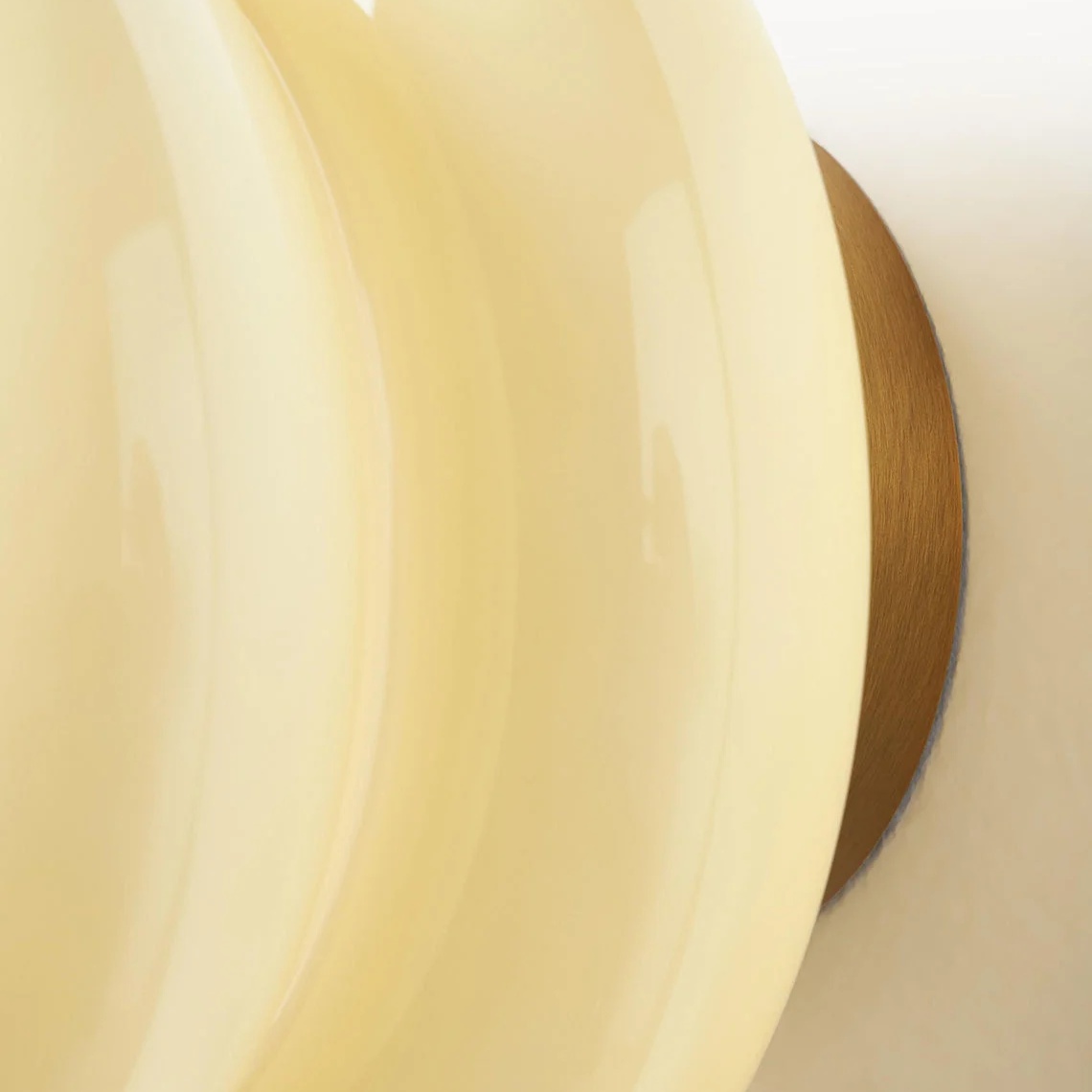 Detalle lateral de cristal opalino amarillo