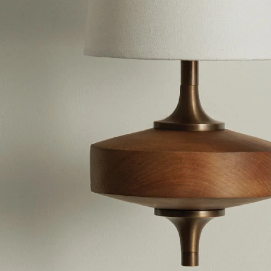 Detalle de base de madera y metal