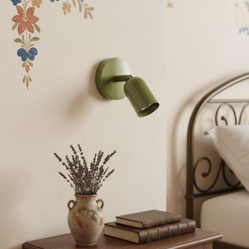 Lámpara de pared verde junto a cama