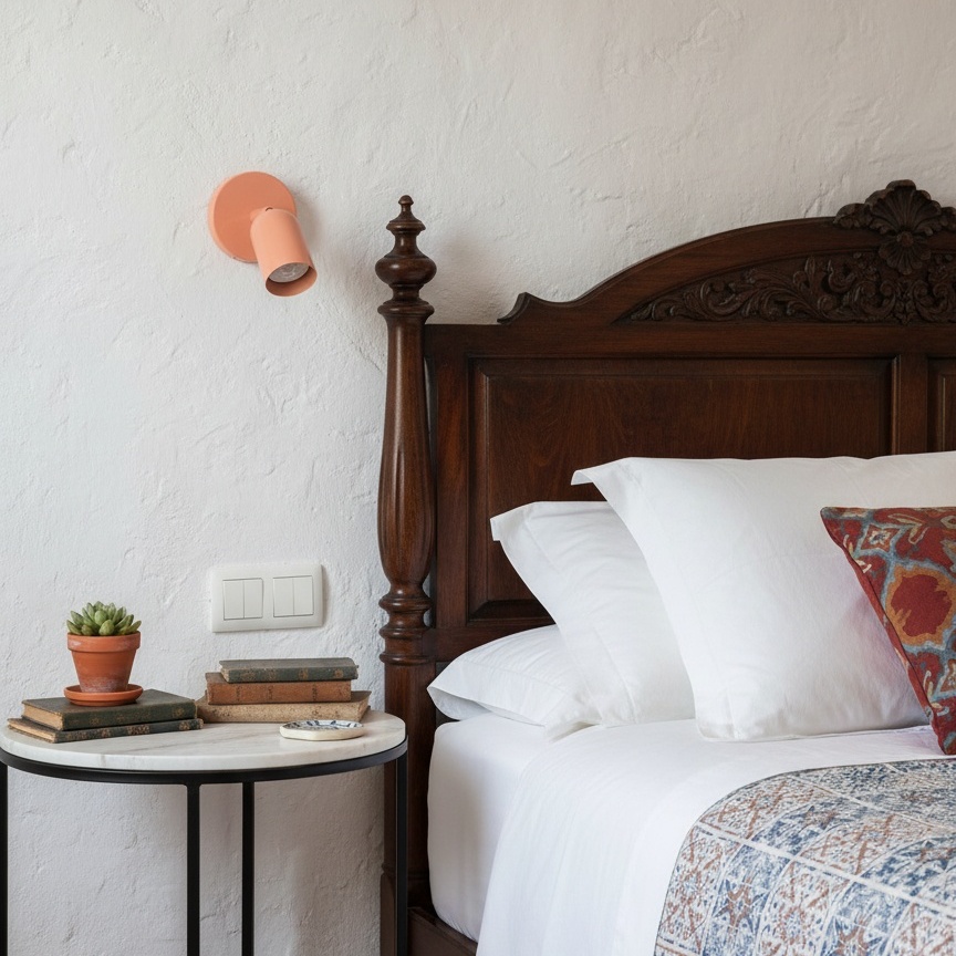 Lámpara de pared rosa en dormitorio