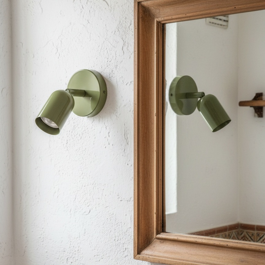Lámpara de pared verde junto a espejo