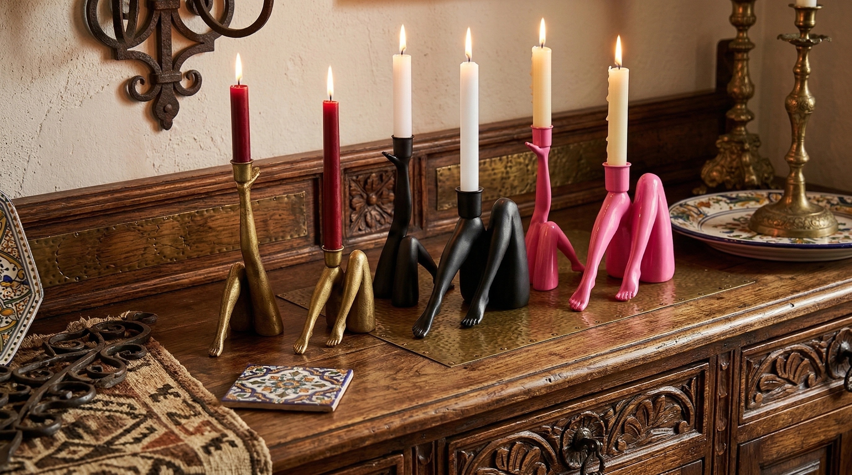 Candelabros Kickra en varios acabados sobre aparador