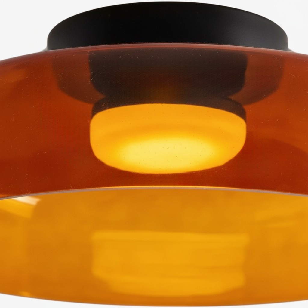 Detalle de luz de la lámpara de techo de vidrio ámbar