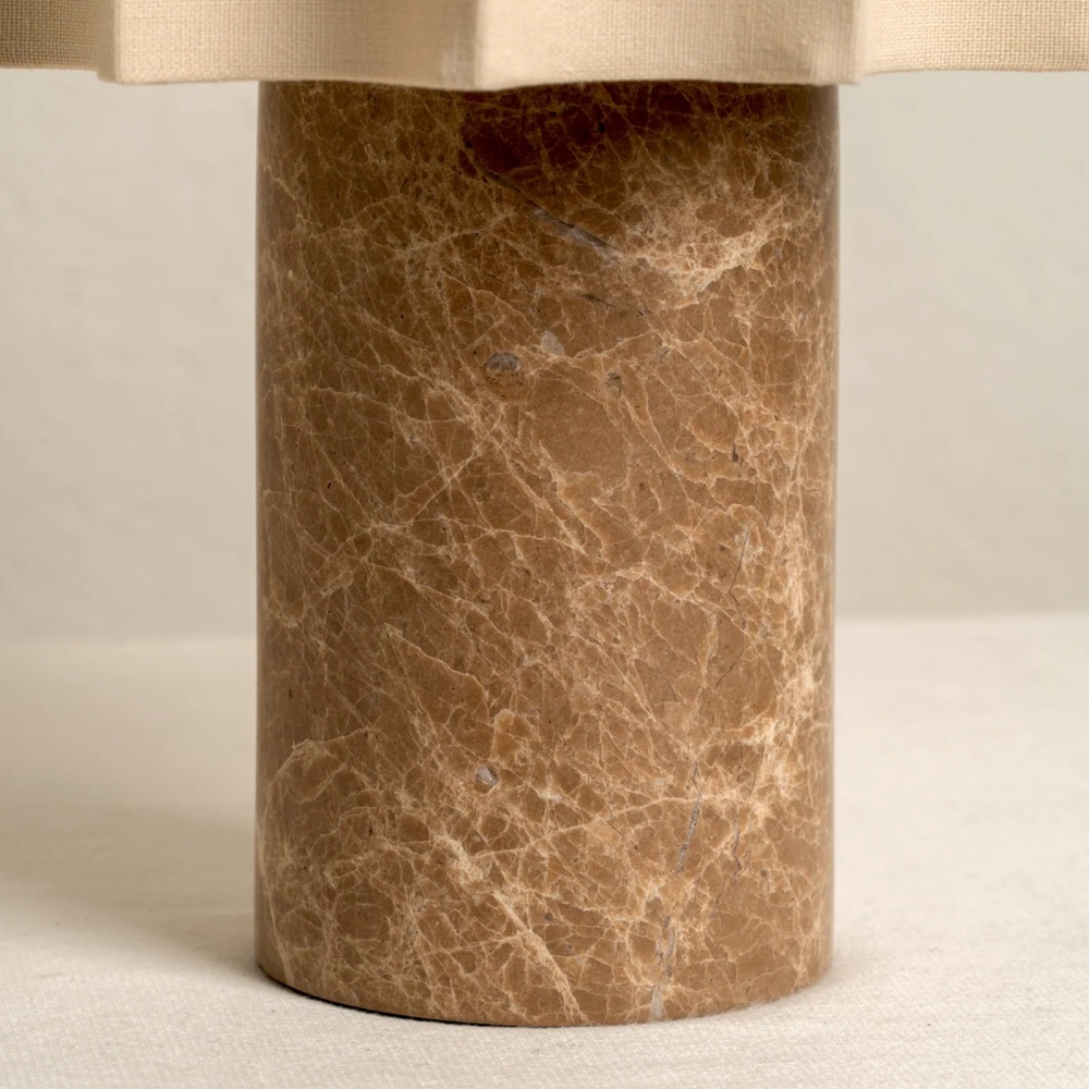 Detalle de base de mármol de la lámpara Cavilon