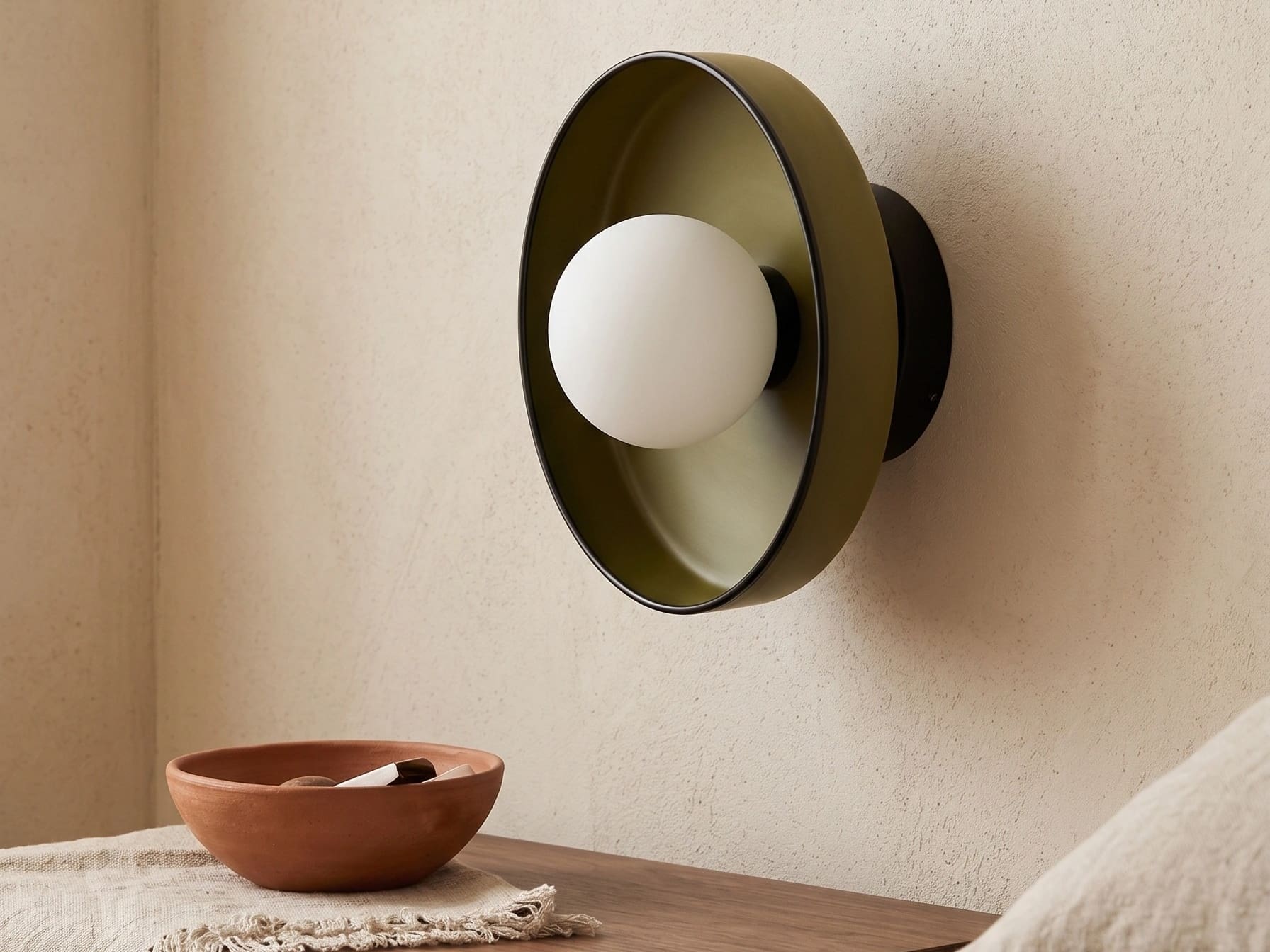 Lámpara Kalo Disc en pared junto a mesa