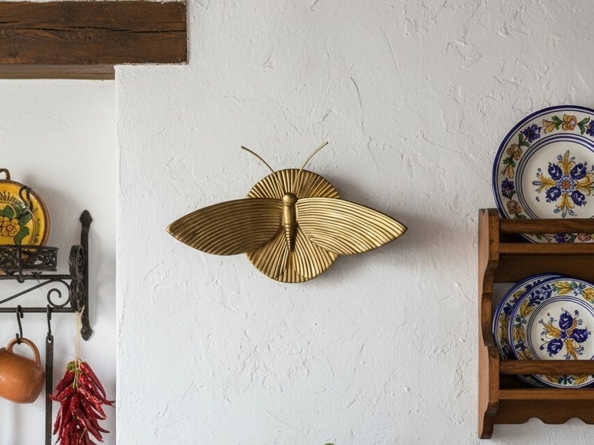 Aplique Mothriel instalado sobre pared decorativa