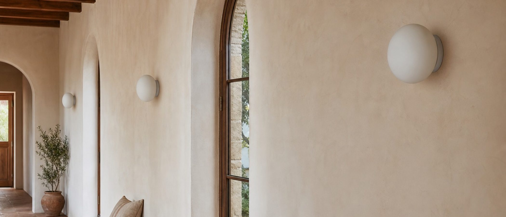 Lámpara de pared moderna con globo de cristal opalino en un interior contemporáneo