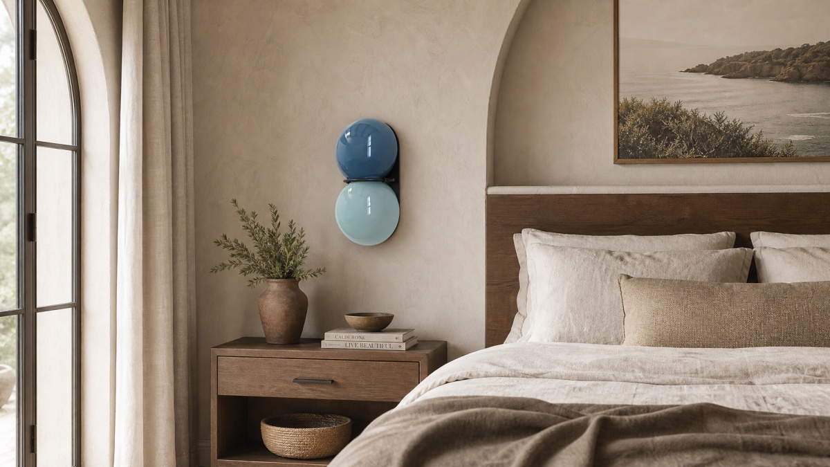Lámpara de pared de doble cabezal instalada junto a una cama