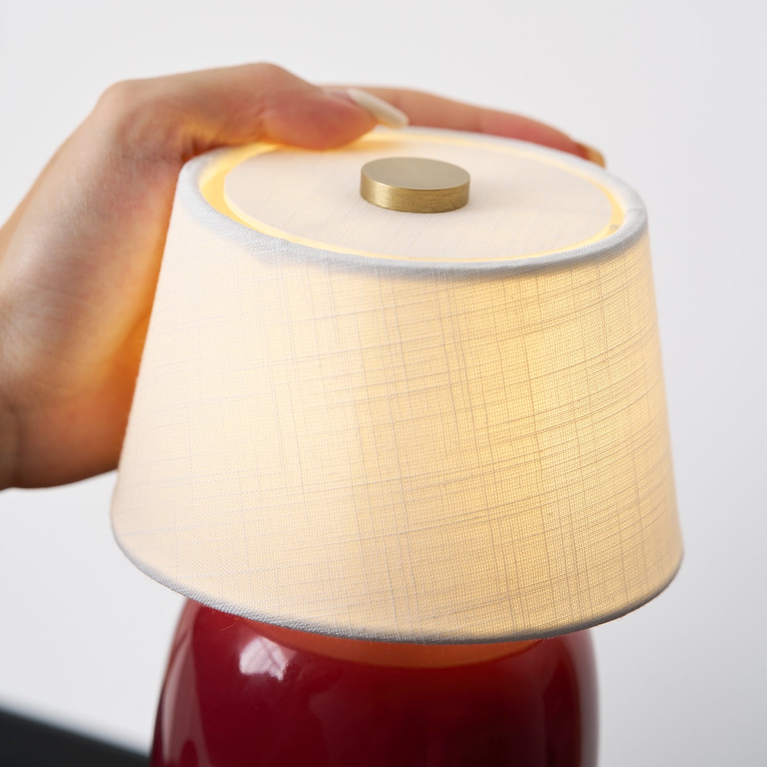 Detalle del interruptor táctil de la lámpara Marie