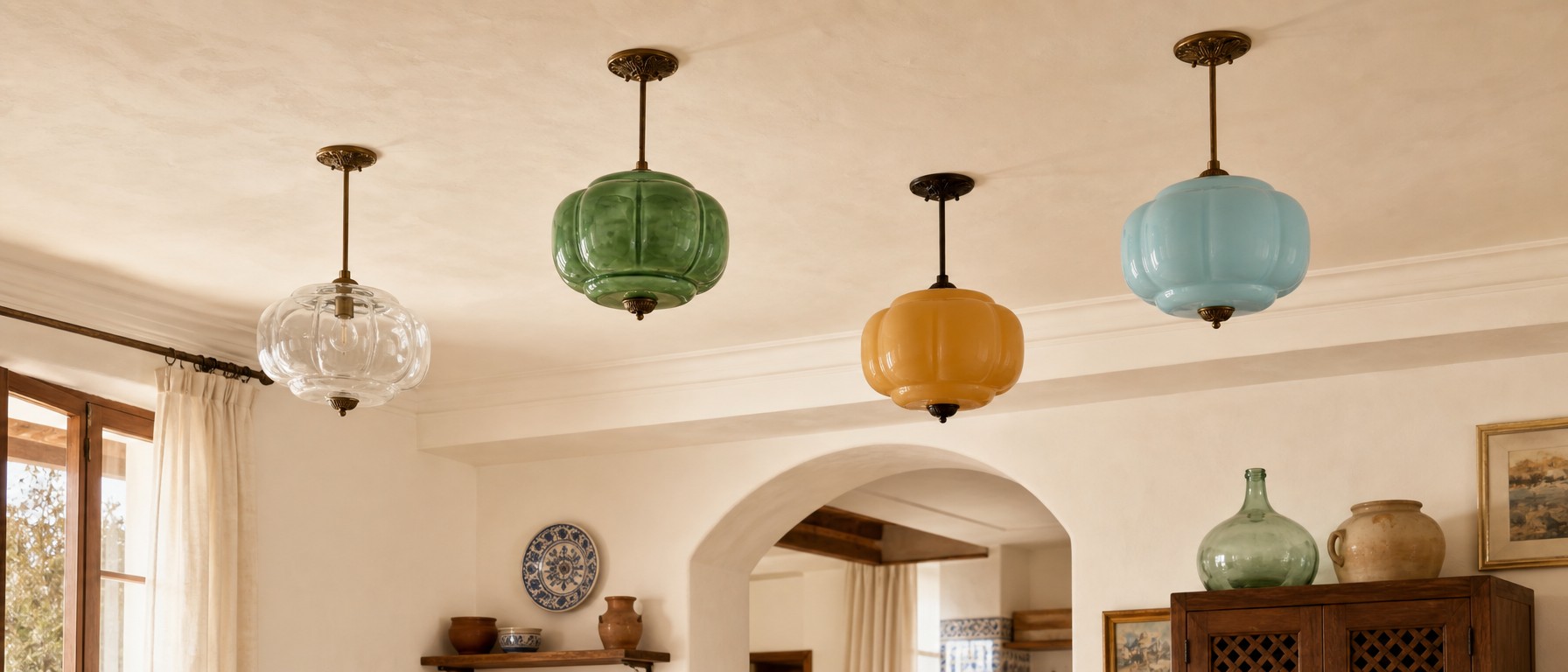 Brass Eloise Glass Wall Lamp en una escena de interior vintage