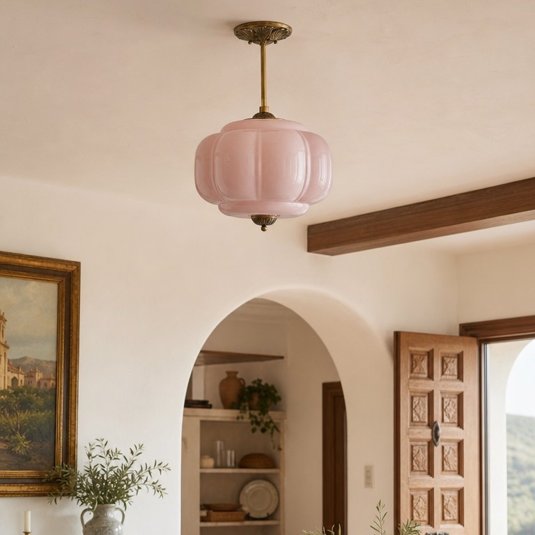 Lámpara rosa en una sala cálida